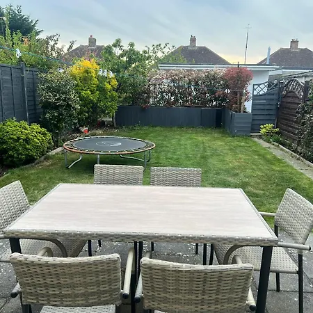 Beautiful 3 Bedroom House With Garden + Parking-2