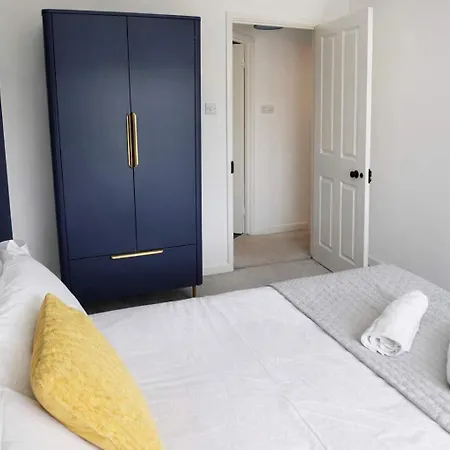 Chic 5 Bedroom House With Private Parking & Garden-3