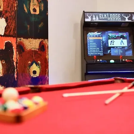 Elk Lodge Hot Tub Game Room-3