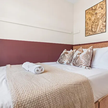 B13 0Au 5 Double Beds 6 Beds - 5 Bedrooms - Lwb Van X2 Parking-Edgbaston Harborne Nr Pershore Road Digbeth Nia O2 Academy Nr City Centre Excellent Location - By Samina, Arz Stays-2