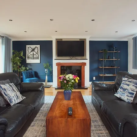 Large 4-Bed House For Up To 7 Guests W 2X Parking-3
