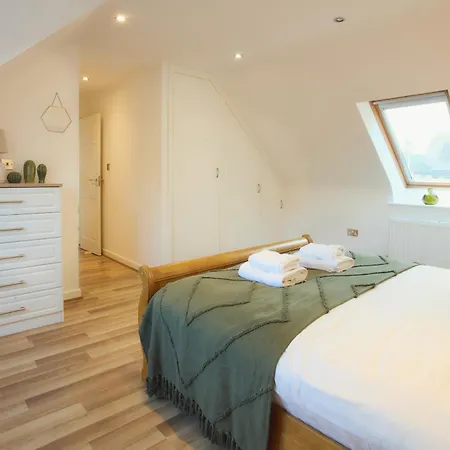 Large 4-Bed House For Up To 7 Guests W 2X Parking-2