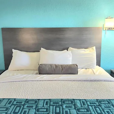 Howard Johnson By Wyndham Galveston-3
