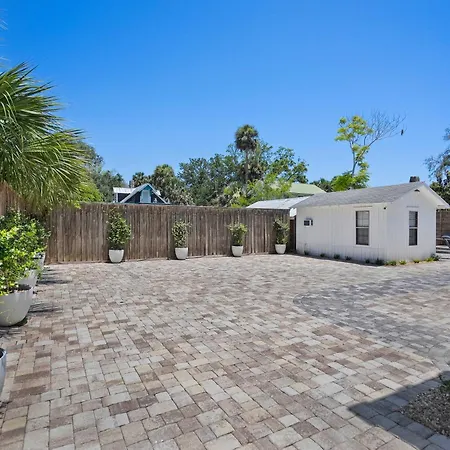Remodeled Historic 1800S Carriage House, The Castle Garden, Colonial Modern Mansion-3