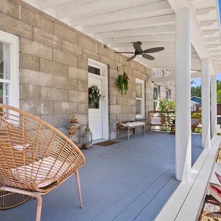 Remodeled Historic 1800S Carriage House, The Castle Garden, Colonial Modern Mansion-2