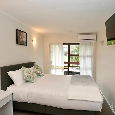 Dukes Midway Lodge-2
