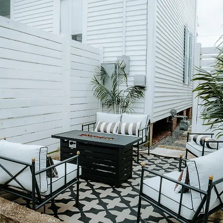 The Pink Room Luxury Boutique Escape One Mile To The Beach Near Cruise Ports-2