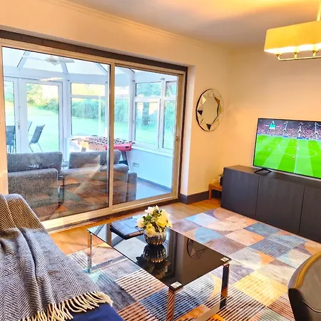 5 Bedroom Villa, Oxford, 4-Free Parking Spaces, Wifi, Garden, Spacious-2