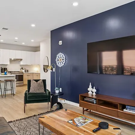 Huge Downtown Corner Unit- Pool-Gym-Walk 2 Broadway-2