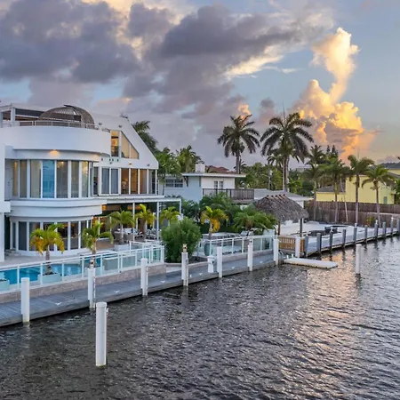 Villa Seminole Luxurious Waterfront Retreat With Pool Gym Hot Tub-2