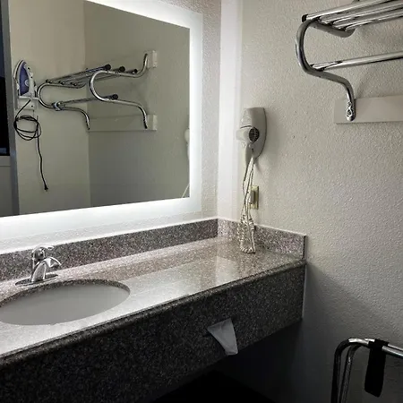 Howard Johnson By Wyndham Houston Heights/Downtown-2