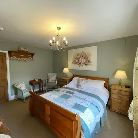 Overdale Guesthouse And Free Parking-3