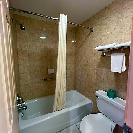 Executive Inn & Suites Near Lackland Afb & Seaworld-3