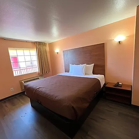 Executive Inn & Suites Near Lackland Afb & Seaworld-2