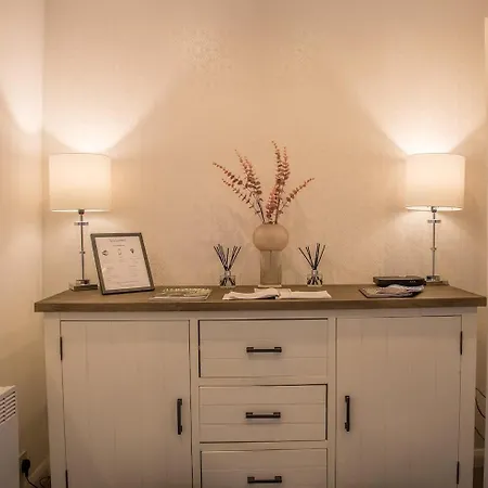 Grosvenor Pad - Lovely 2-Bed Flat - Free On Street Parking-3