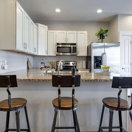 Music Row Luxury Suites - Two King Bedrooms - Private Garage & Ensuite Baths-3