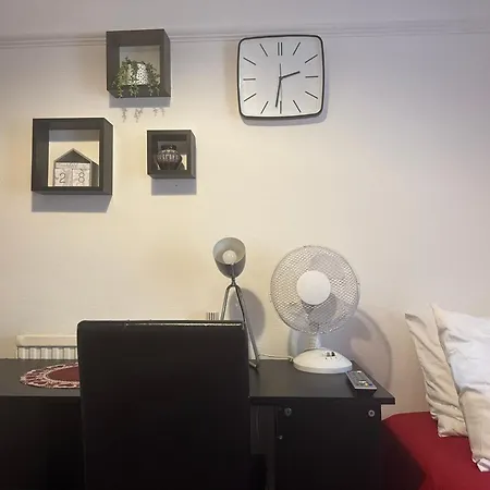 4 Bedroom House Rented By The Room-2