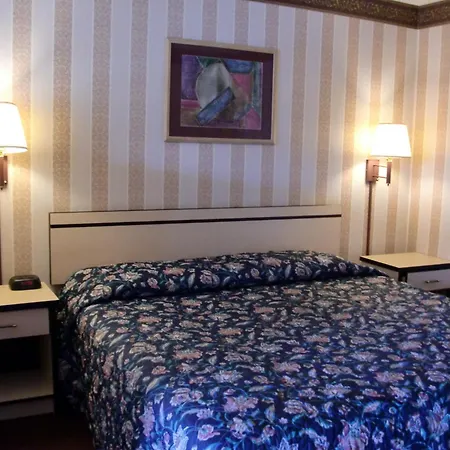 Travelstar Inn & Suites-3