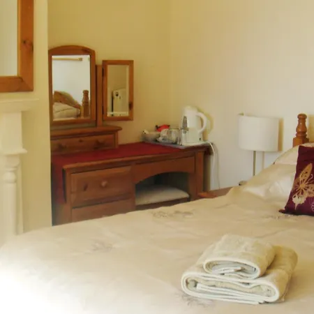 Harlequin Guest House With Parking-2
