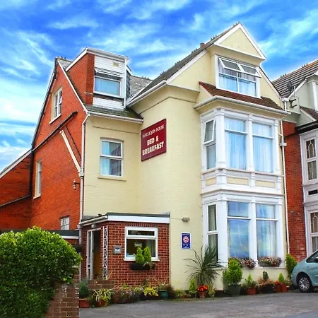Harlequin Guest House With Parking-3
