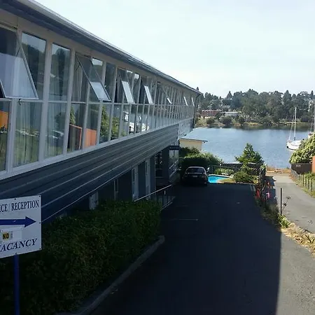 Waterfront Lodge Motel-3