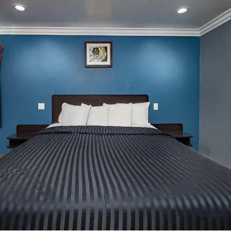 Travelodge By Wyndham Sacramento Convention Center-2