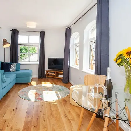 7 Gibson House - Chic City Centre Apartment With Parking-2