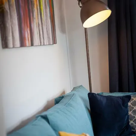 7 Gibson House - Chic City Centre Apartment With Parking-3