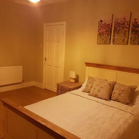 Tynant House- Cosy 3 Bed House- Near City Centre And Free Parking-2