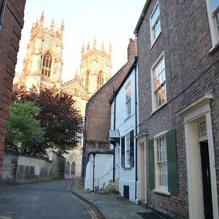 7 Precentor'S Court-2