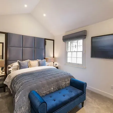 Knightsbridge Mews House Private Mews, Harrods & Parking Included-2