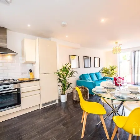 New Spacious Townhouse - Sleeps 12 - Free Private Parking - Nr Centre-2