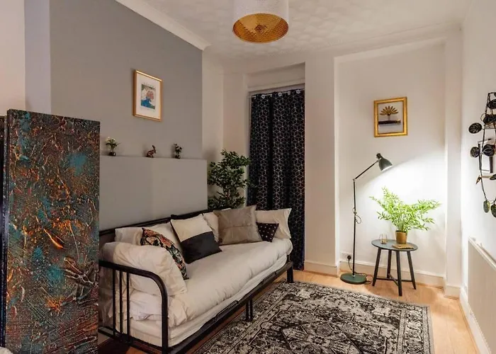 The Gatsby - Art Deco House For 13 Villa Cardiff