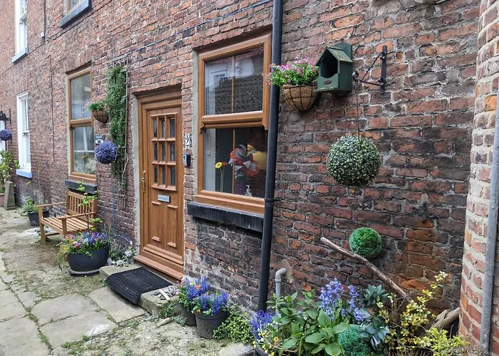 Endeavour Cottage Whitby Quiet Old Yard Fishermans Cottage