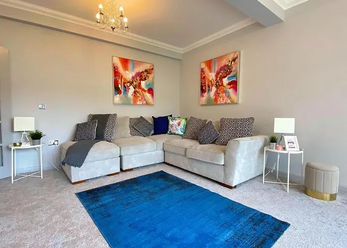 Seaside Serenity: 4-Bedroom Beach House with Garden Bournemouth
