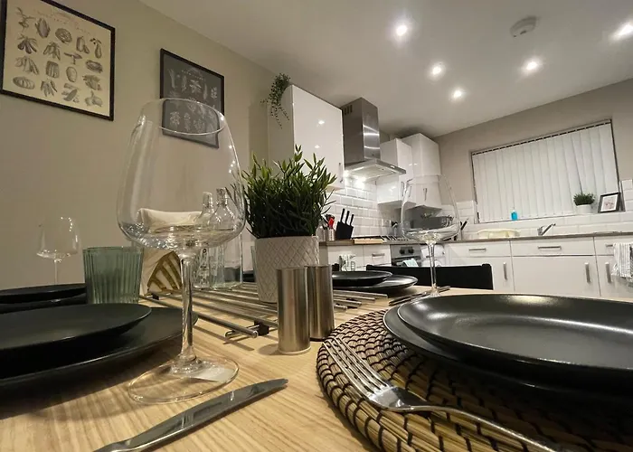 New Stylish House - Sleeps 7 - Free Parking - Contractors Welcome - Wifi Birmingham