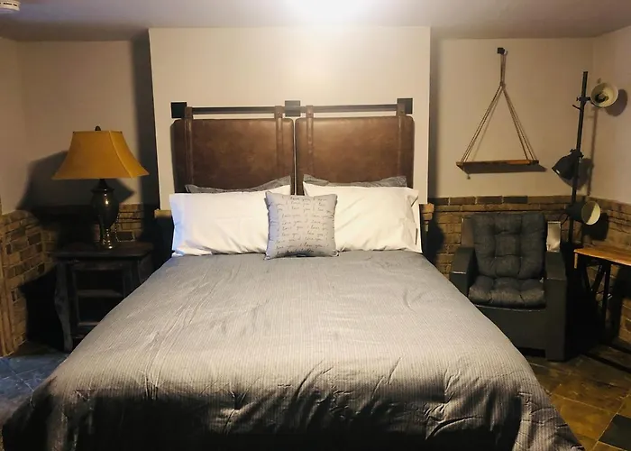 Savannah Sojourn - Time Travelers Retreat 1853