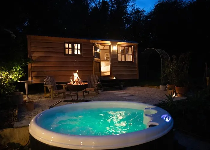 Luxury, Rural Shepherds Hut With Hot Tub Nr Bath Bristol