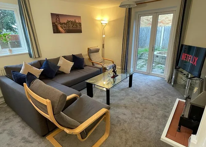 3-Bedroom Home With Free Parking Canterbury