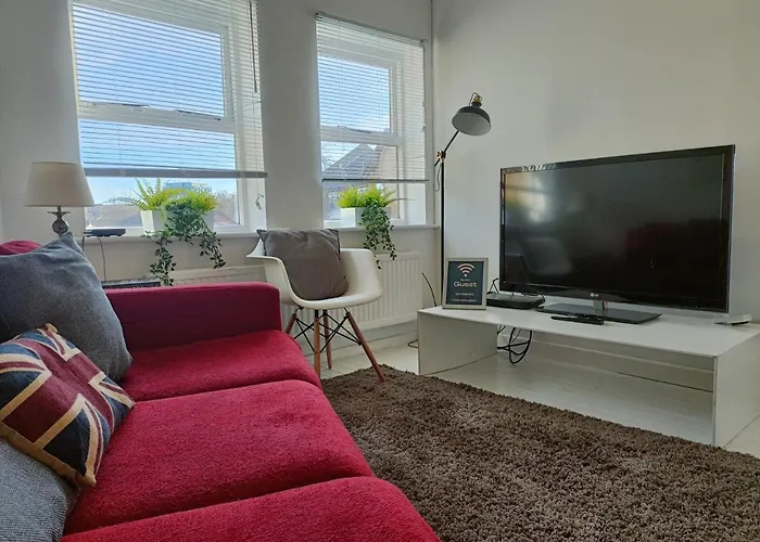 2 Bed Functional House Close To Manor Park Train Station London