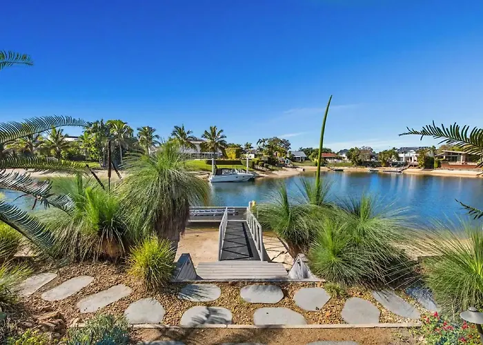 Broadbeach Bungalow - Heated Pool - Sleeps 7 Gold Coast