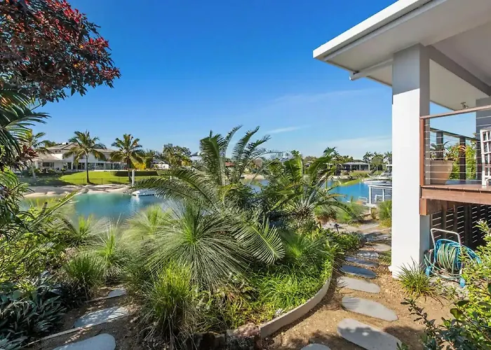 Broadbeach Bungalow - Heated Pool - Sleeps 7 Gold Coast