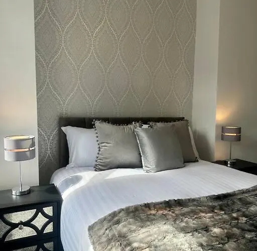Large Five Bedroom Home With Parking, Sleeps 11! Manchester