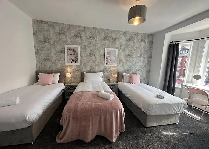 Large Five Bedroom Home With Parking, Sleeps 11! Manchester
