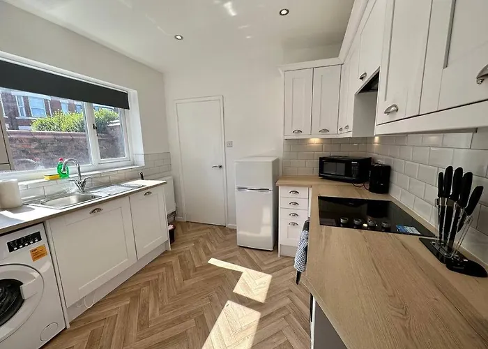 Large Five Bedroom Home With Parking, Sleeps 11! Manchester