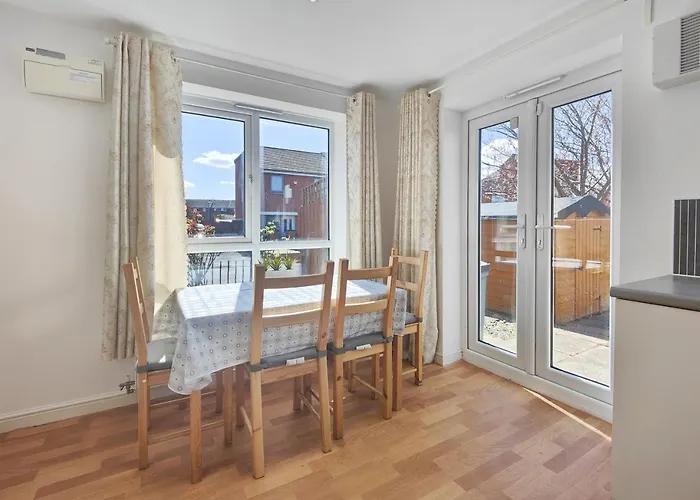 The Metcombe - Holiday Home With Free Parking - 10 Minutes Walk To Coop Live Arena & Etihad Stadium Manchester