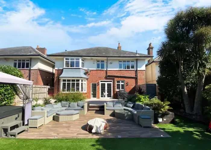Four Bedroom Family Abode With Hot Tub, Garden And Bbq Bournemouth