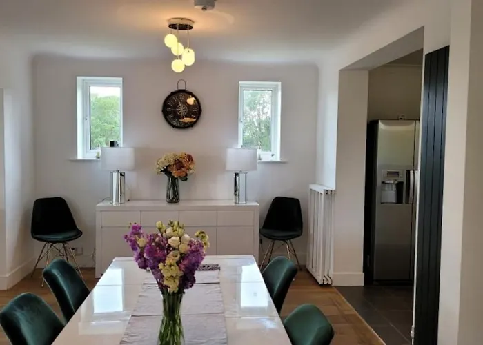 Glen Hurst By Bournecoast - A Modern Detached Town Centre Holiday Home With A Snug, Games Room And Garden - Hb3114 Bournemouth