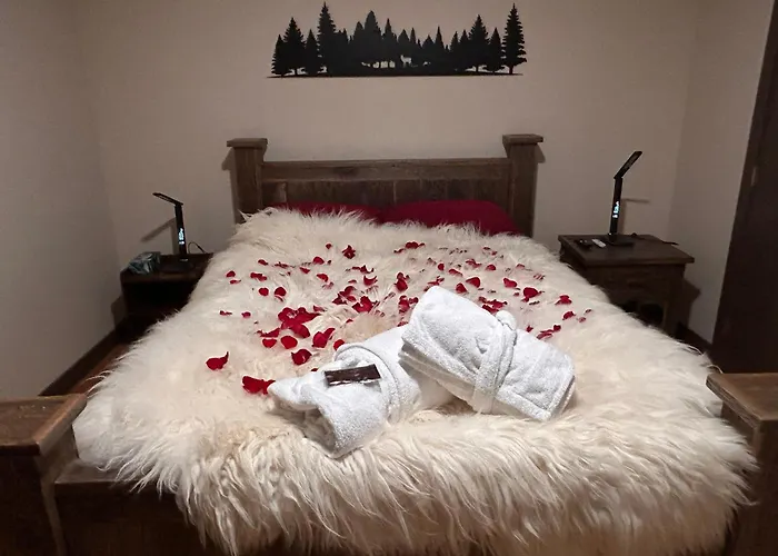 Romantic Luxury Retreat With Private Sauna & Spa, Pet Friendly, Elkside Hideout B&B Canmore