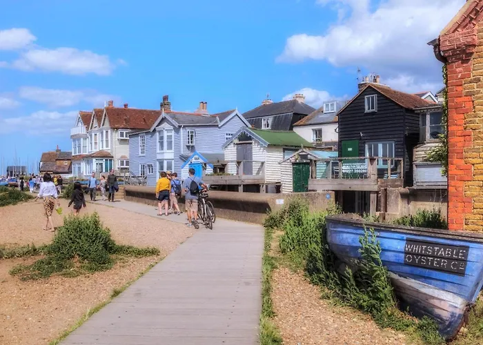 Daweswood - Luxury Cottage, Lake Access & Hot Tub Canterbury